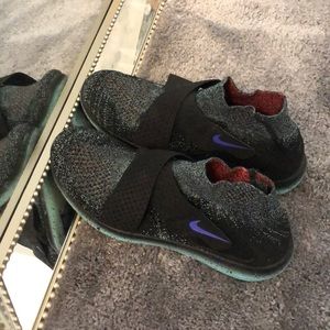 Nike Flyknit Free Rn Size 9